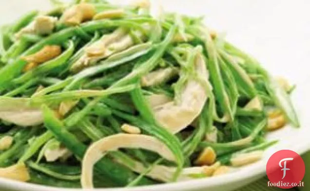 Insalata di piselli e pollo di neve calda