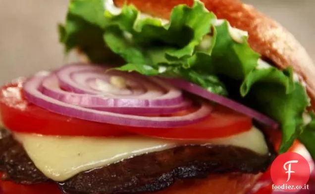 Hamburger di funghi Portobello alla griglia con salsa di senape all'aneto