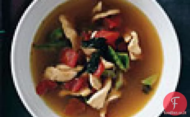 Zuppa di pollo in stile tailandese con basilico