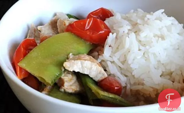 Maiale al curry rosso con pomodori e piselli