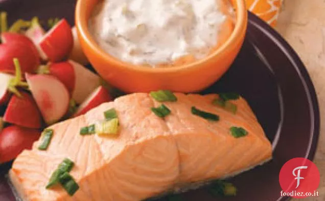 Salmone refrigerato con salsa di cetrioli e aneto