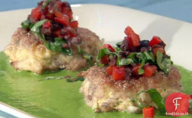 Torte di granchio di mais blu con salsa di pepe nero oliva-rosso e vinaigrette al basilico