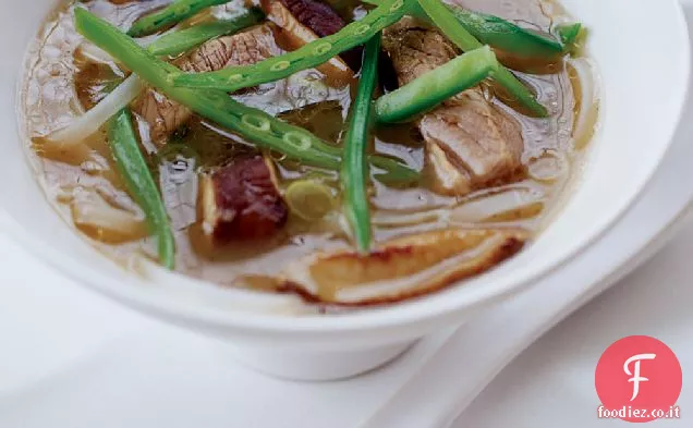 Zuppa di noodle calda e acida con maiale