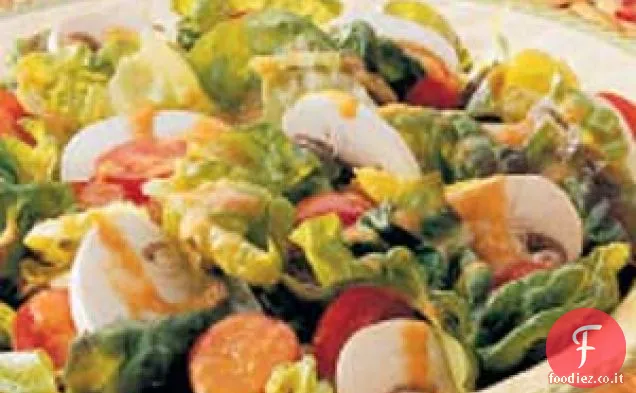 Insalata con salsa di pomodoro e pepe verde