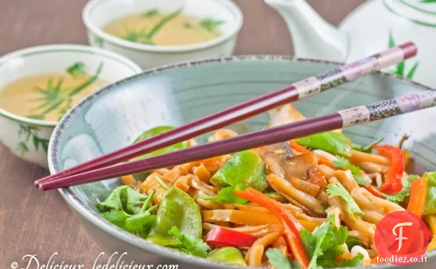 Mescolare le verdure con le tagliatelle Udon