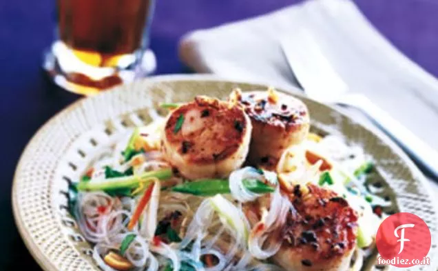 Capesante con insalata di noodle asiatica