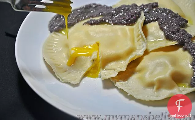 Pesto di piselli viola con uovo di quaglia in camicia