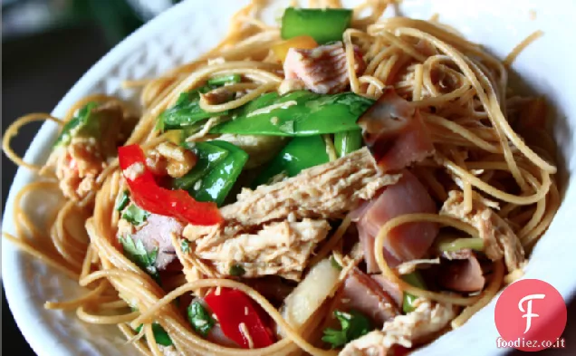 Tagliatelle asiatiche fuori dalla cucina