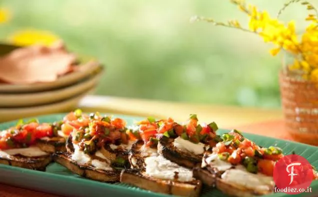 Crostini al Mascarpone, Scalogno alla Griglia, Pomodoro e Glassa Balsamica