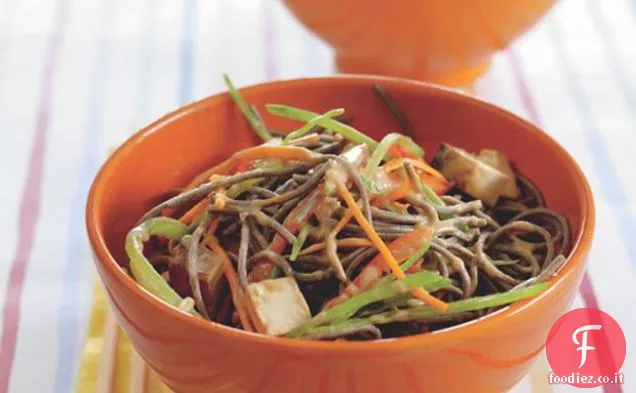 Insalata di noodle con salsa di arachidi