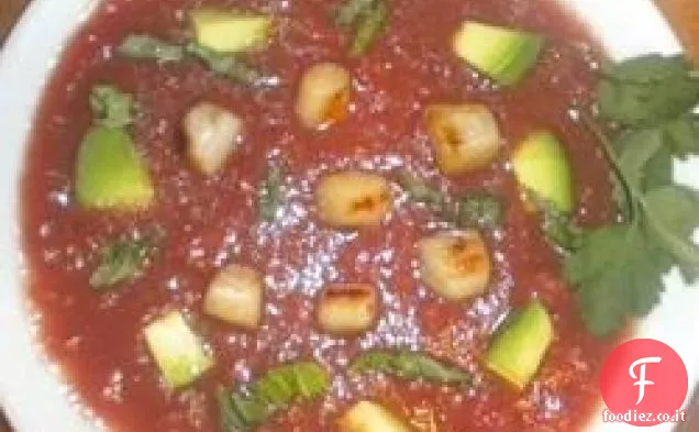 Zuppa di pomodoro refrigerata con capesante scottate, avocado e basilico strappato