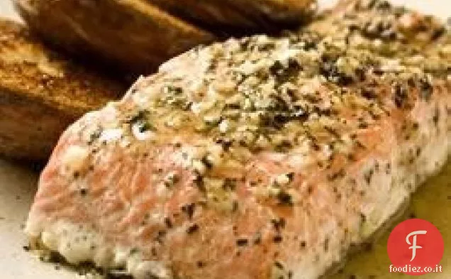 Salmone al forno con basilico e aglio