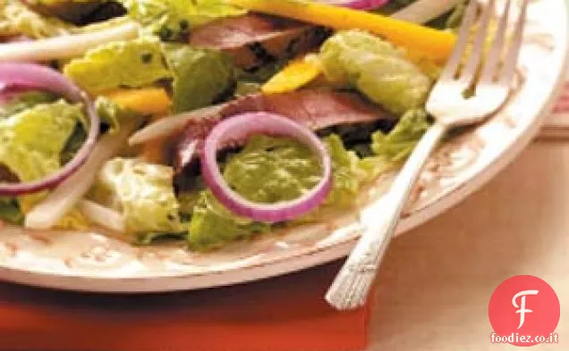 Insalata di bistecca alla griglia con frutta