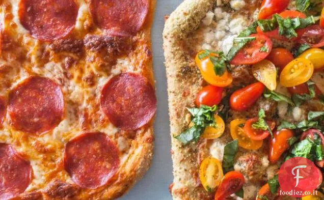 Pizza base ai peperoni e pizza a quattro formaggi