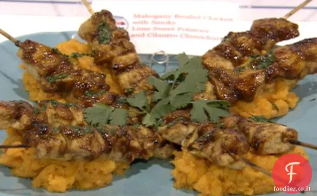 Pollo alla griglia in mogano con lime affumicato Patate dolci e coriandolo Chimichurri