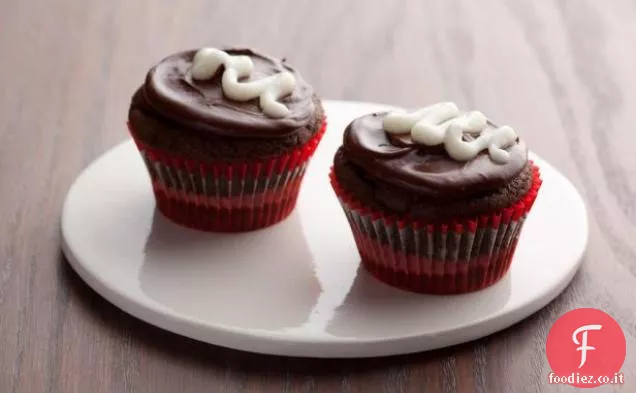 Cupcakes di cibo del diavolo con glassa al cioccolato