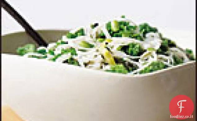 Tagliatelle asiatiche con verdure fresche e in salamoia