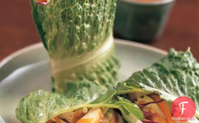 Involtini di lattuga di pollo con salsa di miso di arachidi