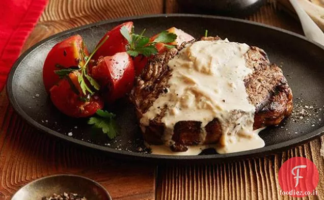 Costola occhio bistecca con cipolla salsa di formaggio blu