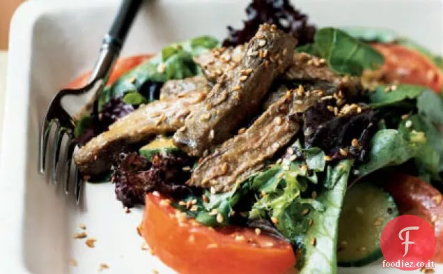 Bistecca alla griglia e insalata Mesclun con condimento di miso