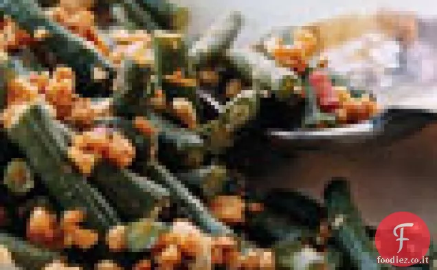 Fagioli lunghi cinesi saltati in padella piccanti con arachidi