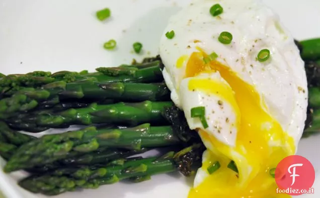 Asparagi con uovo in camicia, dragoncello ed erba cipollina