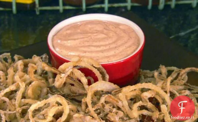 Anelli di cipolla fritti con salsa di peperoncino