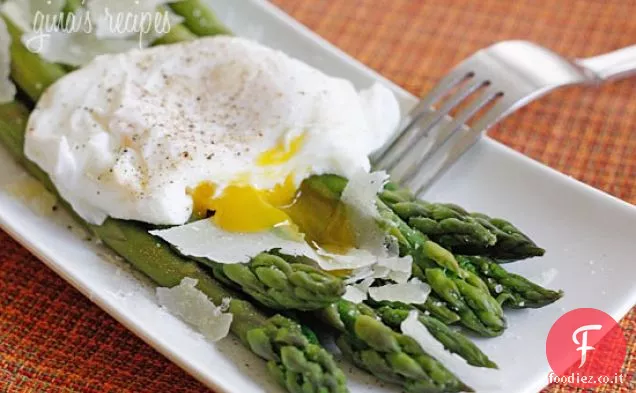 Asparagi al vapore con uova in camicia