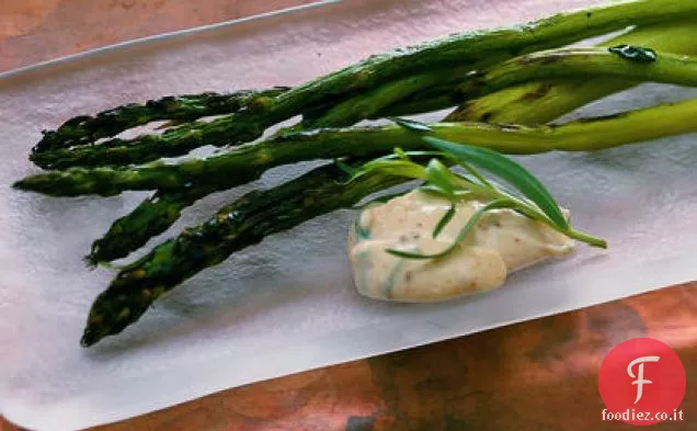 Asparagi alla griglia con salsa di immersione all'arancia