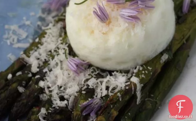 Asparagi arrostiti con un uovo in camicia
