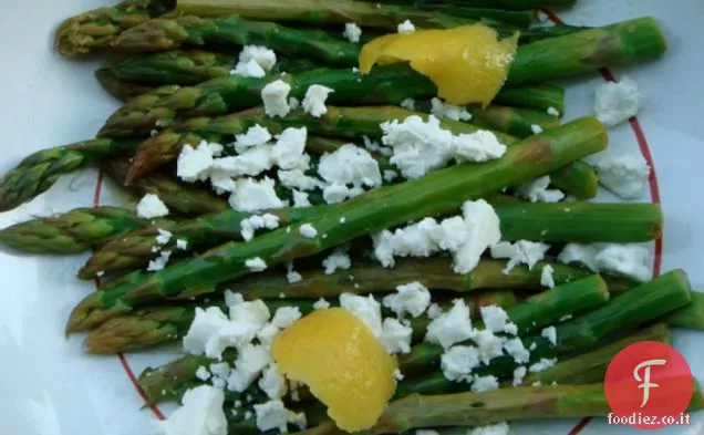 Asparagi al vapore al limone con feta sbriciolata (o parmigiano grattugiato)