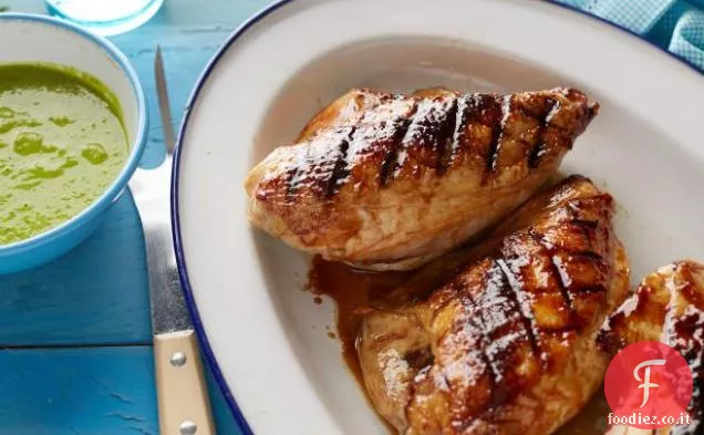 Pollo glassato al miele alla griglia con piselli verdi e salsa di menta