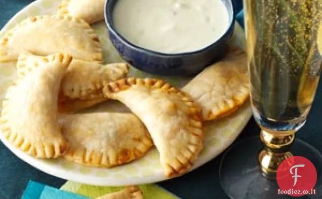 Empanadas di pollo di bufalo con salsa di formaggio blu