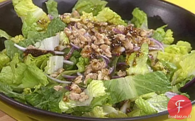 Insalata romana con cipolle rosse, noci e vinaigrette all'arancia