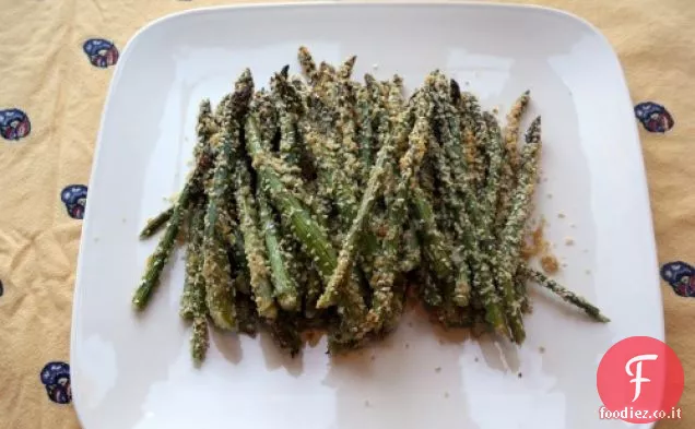 Sesamo arrosto e asparagi rivestiti di panko con pioggerellina di soia e zenzero