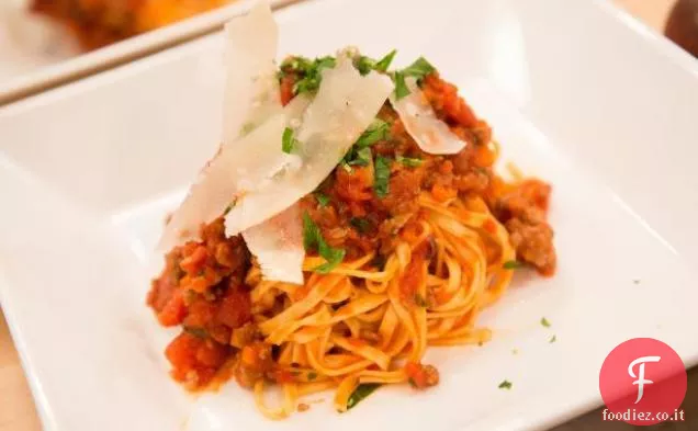 Linguini alla Bolognese con Pancetta, Manzo, Salsa di Pomodoro, Erbe Aromatiche e Parmigiano