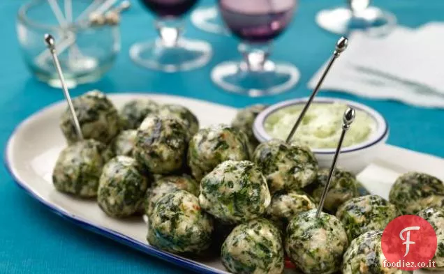 Polpette di pollo Spanikopita con salsa piccante di cetriolo e yogurt