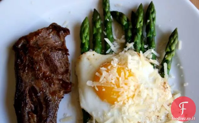 Brunch domenicale: bistecca, uova e asparagi laterali