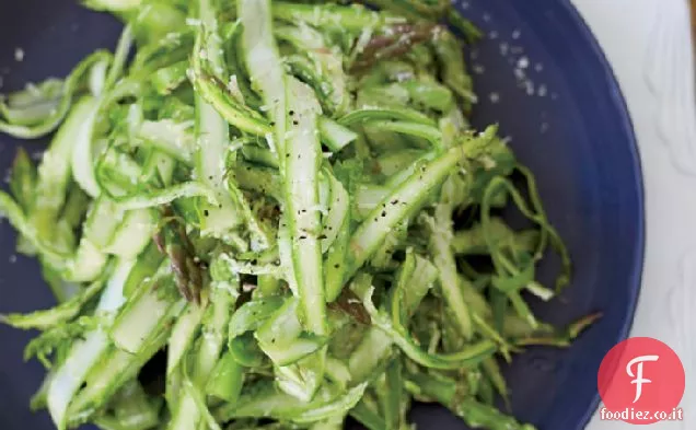 Asparagi crudi rasati con condimento di parmigiano