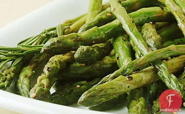 Asparagi arrostiti in padella con scorza di limone