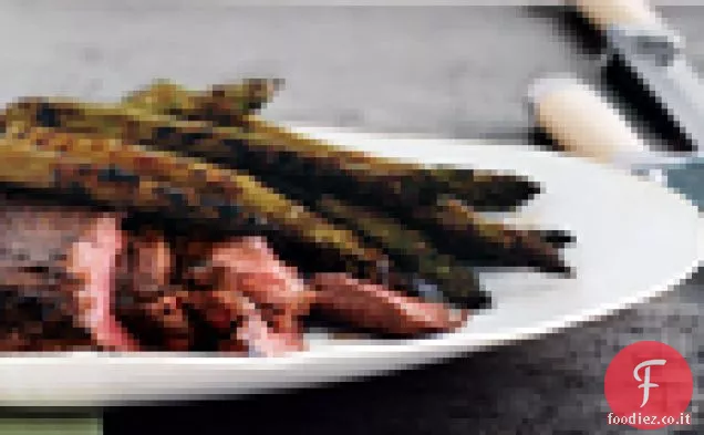 Bistecca glassata alla griglia e asparagi