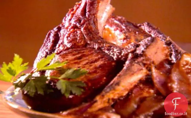 Costolette di maiale marinate con senape tagliata spessa con cipolle rosse caramellate