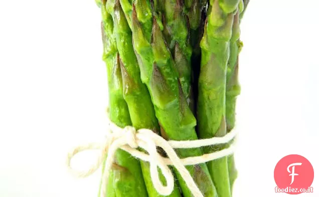 Vinaigrette di melograno su asparagi arrostiti