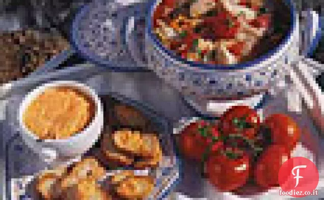 Zuppa di pesce con pomodori e salsa di peperoncino e aglio