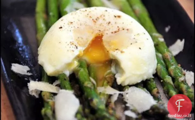 Asparagi arrostiti con Uovo in camicia e Parmigiano grattugiato