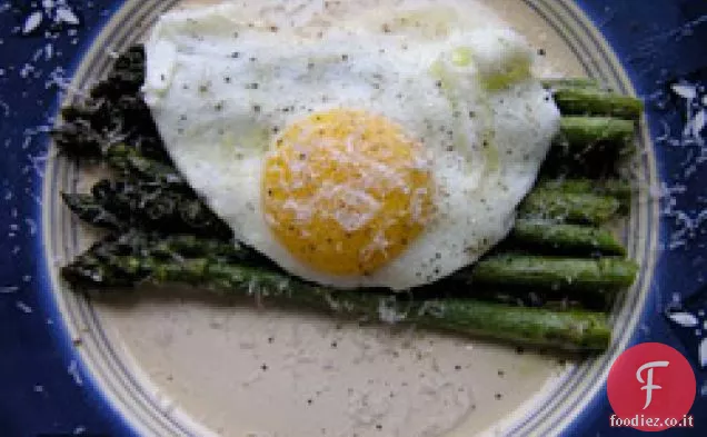 Cena stasera: Asparagi con uovo fritto e parmigiano