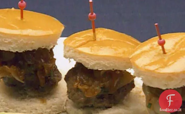 Mini-Hamburger di Formaggio Kobe Bleu con Cipollini in Riduzione Balsamica
