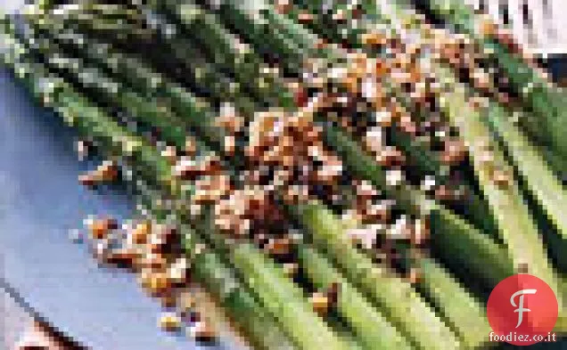 Asparagi Con Condimento all'Arancia e Nocciole Tostate