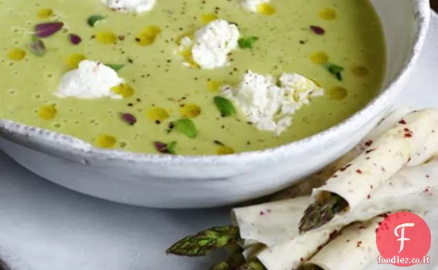 Zuppa di asparagi con involtini di asparagi croccanti