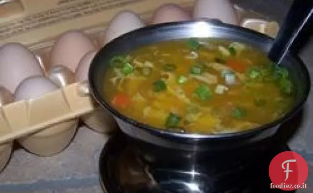 Zuppa di gocce d'uovo con un uovo